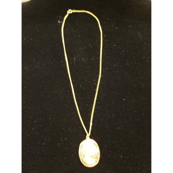 Vintage Unsigned Cabochon Limoges Cameo Portrait Pendant Necklace, Country Scene - Picture 4 of 10